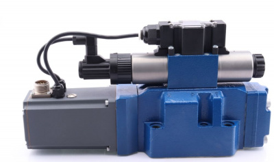 4WRTE16E200L-4X/6EG24K31/A1M - Пропорциональный быстродействующий распределитель с обратной связью по положению золотника и со встроенным усилителем (OBE), Ду16, A1 = ±10 В, номинальный расход 200 л/мин, схема E, каналы управления X и Y = внешние