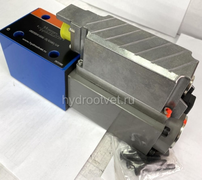 4WRPEH10C4B100P-2X/G24K0/A1M - Сервораспределитель Ду10 с обратной связью по положению золотника и встроенным усилителем (OBE), номинальный расход 100 л/мин, характеристика P - прогрессивная, схема C4, сигнал управления A1 = ±10 V